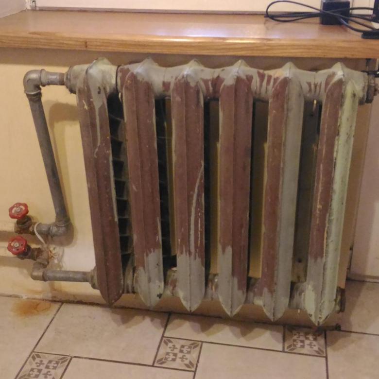 Советские радиаторы отопления. Старые радиаторы отопления. Старый чугунный радиатор. Чугунные батареи отопления. Старые чугунные батареи.
